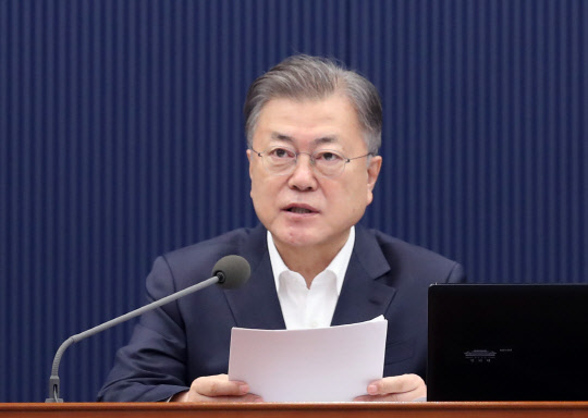 문재인 대통령이 8일 청와대 여민관에서 열린 영상 국무회의를 주재하고 있다.  연합뉴스